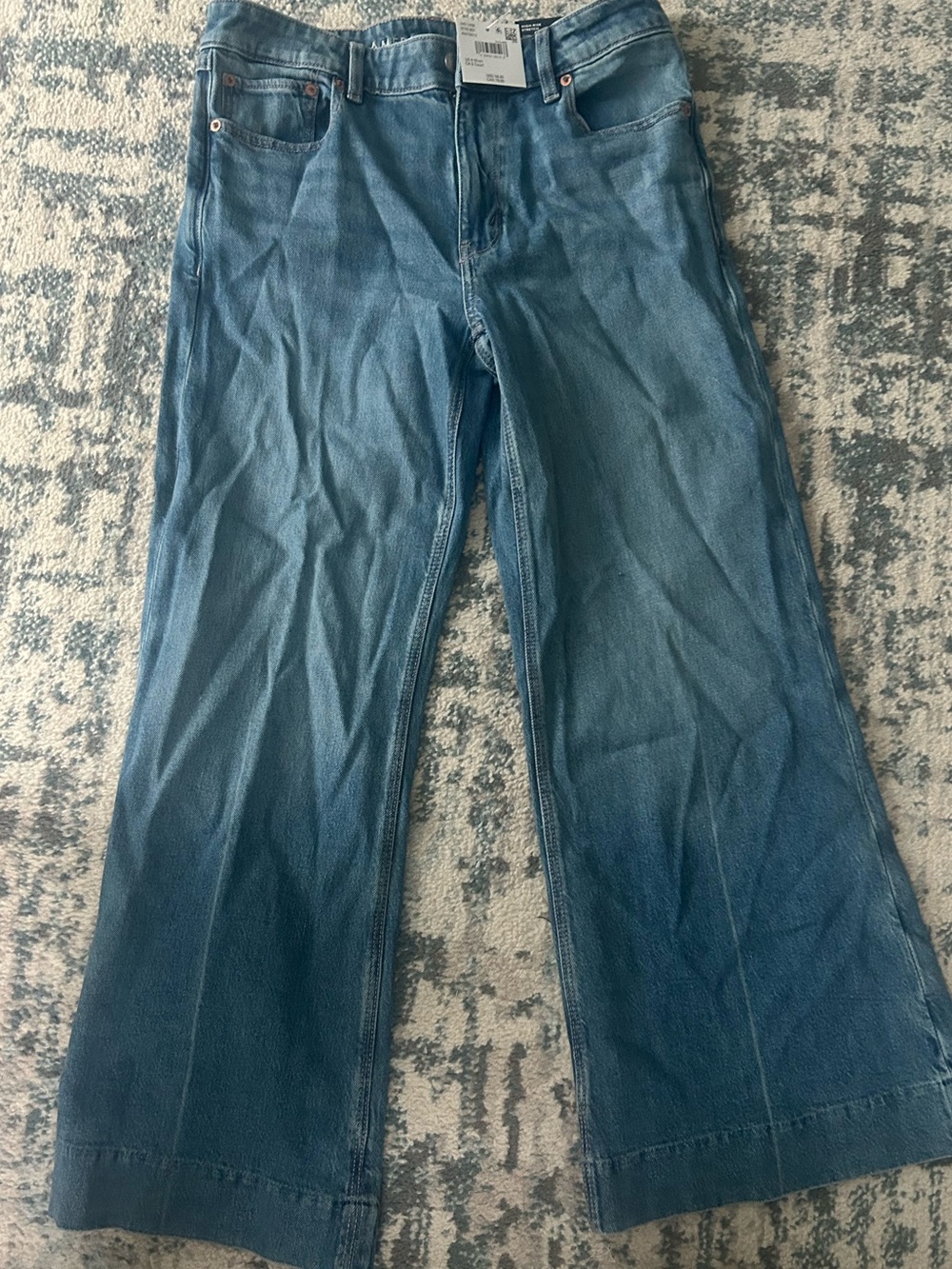 NWT American Eagle HIGH-RISE, 
STRETCH, FLARE JEANS, CLASSIC MEDIUM, 6 short